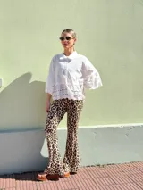 Camisa blanca de mangas 3/4 con detalles de broderie en las mangas y en el ruedo.