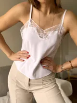 Top blanco con breteles finos y escote en V con encaje.