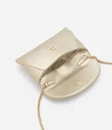 Billetera grande dorada de poliuretano con solapa y cierre de botón imantado. Incluye correa de cadena dorada para usar cruzada.