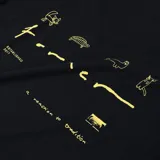 Remera negra de manga corta con logo de la marca estampado en el pecho.