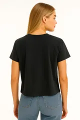 Remera negra de algodón con estampado frontal que dice 'OFFLINE CLUB 99' en blanco y rojo.