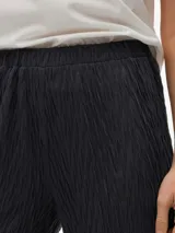 Pantalón wide leg negro de tiro alto con cintura elastizada, confeccionado en tejido de punto con mezcla de poliéster reciclado y elastano.