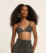 Top de bikini triangular con estampado de lunares, breteles ajustables y lazo en la espalda. Confeccionado en microfibra con rellenos removibles.