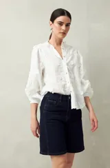 Bermuda de jean azul de corte clásico y largo a la rodilla.