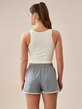 Top gris oscuro de lycra acanalada, corte cropped y cuello redondo.