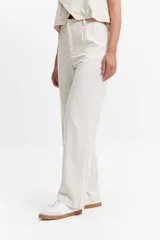 Pantalón de vestir color crema, de tiro medio, corte recto y pierna ancha.