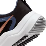 Championes de running Nike Downshifter 12, color negro con detalles en blanco.