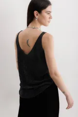 Musculosa azul con lurex, escote en V y breteles finos.