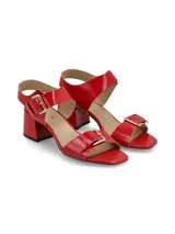 Sandalias negras de cuero con taco bloque, hebillas metálicas doradas y suela antideslizante de caucho.