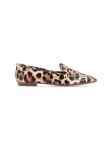 Zapato tipo mocasín con estampado animal print, de punta cuadrada y confeccionado en material texturado simil reptil.