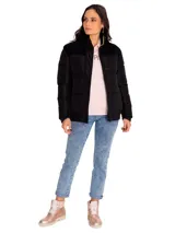 Campera puffer negra con cuello alto, cierre frontal con botones a presión, bolsillos laterales, puños y ruedo acanalados. Tiene un parche con el logo de Caterpillar en la manga izquierda y forro estampado con el logo de la marca.
