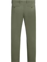 Pantalón chino verde oliva de Tommy Hilfiger, corte recto, confeccionado en satén de algodón ligeramente elástico, con cierre de cremallera y botón, bolsillos ribeteados en la cintura y bolsillos traseros de ojal con botón.