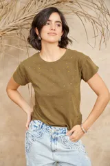 Remera color verde militar de algodón con cuello redondo y mangas cortas. Presenta pequeños apliques dorados en el frente.