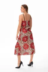 Vestido midi con estampado animal print y flores rojas, breteles finos negros y corte recto.