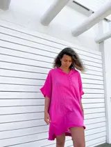 Túnica corta fucsia de lino rústico con cuello mao y botones.