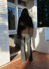 Pantalón de jean gris oscuro, de corte wide leg, tiro alto y largo hasta el tobillo.