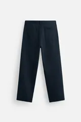 Pantalón azul marino de corte recto, confeccionado en tejido de algodón y lyocell. Cuenta con bolsillos delanteros y traseros.