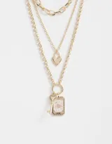 Collar corto dorado multicadena con dije de llave y carta de tarot con la palabra Love.