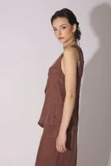 Chaleco marrón con escote en V y cierre frontal de botones.