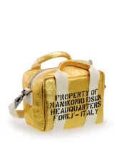 Bolso tipo lunchera de cuero dorado con estampado de texto en negro y asas de lona blanca. Tiene cierre de cremallera de doble cursor, interior con cuatro bolsillos de tela y llavero con mosquetón.