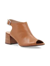 Sandalia peep toe color blanco hueso, confeccionada en cuero, con taco de madera y hebilla metálica.