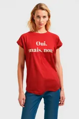 Remera negra con estampado frontal con la frase "I'm not like the rest I'm better" y labios estampados.