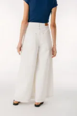 Pantalón de jean color borgoña, de corte wide leg y cintura alta.
