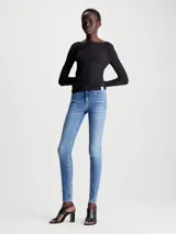 Pantalón de jean skinny de tiro medio, color celeste claro, con lavado vintage y diseño de cinco bolsillos.