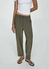 Pantalón fluido color verde militar, de corte recto, con cintura elástica ajustable con cordón y bolsillos laterales.