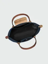 Bolso tote de Longchamp en color verde menta, con asas de cuero marrón y cierre con botón.