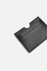 Tarjetero negro de cuero con cinco ranuras para tarjetas y logo grabado en el frente.