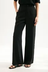 Pantalón de vestir de corte palazzo color beige.