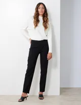 Pantalón negro de gabardina elastizada, marca Ruby Rd. Delantera con bolsillos simulados y trasera con bolsillos aplicados.