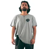 Remera gris de manga corta con cuello redondo y estampado pequeño en el pecho.