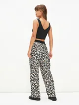 Pantalón negro de corte ancho con cintura elástica y bolsillos cargo.