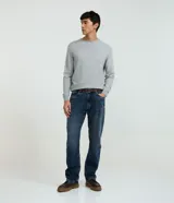 Pantalón de jean para hombre, color azul oscuro con leve desgaste, de corte recto y tiro medio. Confeccionado principalmente en algodón.