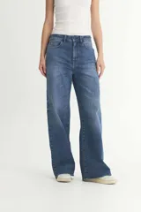 Jean azul de tiro medio, corte recto y pierna ancha.