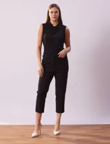 Pantalón capri color beige, marca Zac & Rachel, confeccionado en gabardina elastizada. Presenta pretina con botón, cierre y hebilla metálica, bolsillos inclinados en la parte delantera y corte ajustado.