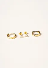 Set de aros dorados con un par de aros tipo argolla con diseño labrado y un par de aros pequeños con circonitas.