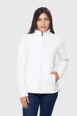Campera polar azul marino con cuello alto y cierre frontal. Tiene bolsillos laterales con cierre y logo bordado en el pecho.