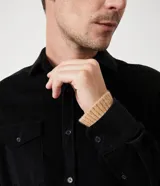 Camisa blanca de manga larga, confeccionada en terciopelo con cuello clásico y bolsillos frontales.