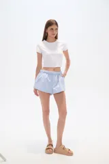 Short color beige con cintura elastizada y dos botones decorativos.