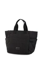 Cartera negra tipo tote bag con diseño capitoneado, doble asa corta y correa larga ajustable. Incluye bolsillos laterales y bolsillo frontal amplio.
