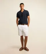 Bermuda masculina de sarga color blanco, con corte recto y bolsillos laterales.