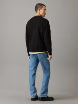 Buzo negro de cuello redondo, marca Calvin Klein Jeans. Presenta el logo de la marca estampado en el pecho.