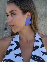 Aros colgantes de acrílico color lila, con forma abstracta.