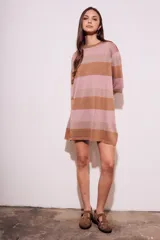 Vestido corto de tejido de punto con lurex, a rayas horizontales color rosa y marrón.