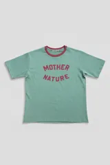 Remera verde agua con cuello redondo en color borgoña y estampado frontal con la frase "Mother Nature" en tipografía estilo universitario.