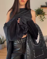 Sobrecamisa negra de plush.