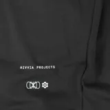 Bermuda deportiva negra, con cintura elástica ajustable con cordón, bolsillos laterales con cierre y logo de la marca estampado en blanco en la pierna izquierda.